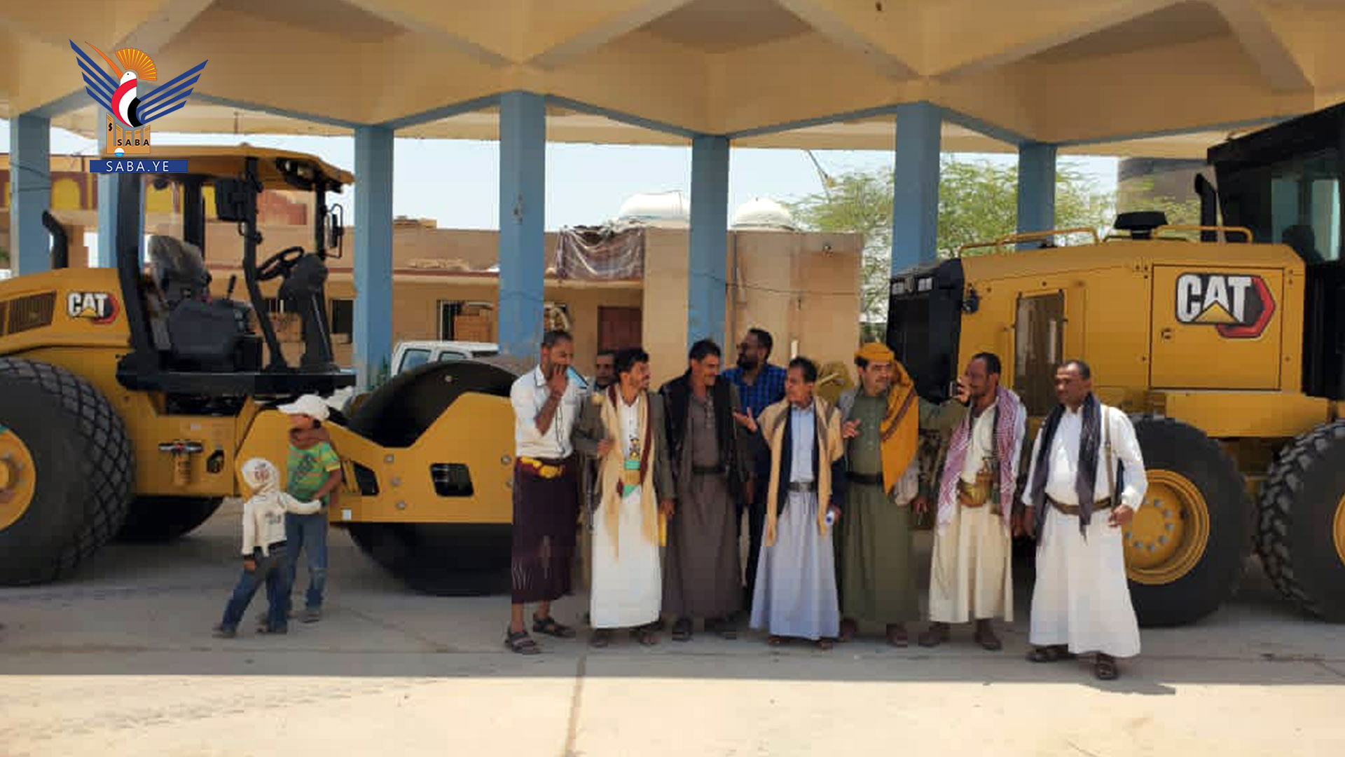 الوحدة التنفيذية لإنشاء وصيانة الطرق بالجوف تتسلم معدات من السلطة المحلية